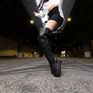 Azreya Dr. Martens US L 6